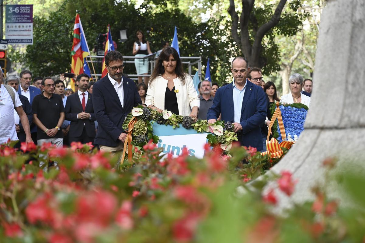 La representación de Junts per Catalunya, con Laura Borràs al frente, en la ofrenda floral al monumento de Rafael Casanova.