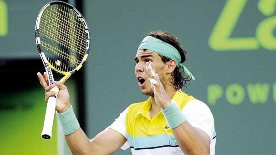 Nadal se queja de un golpe durante el partido ante Del Potro.