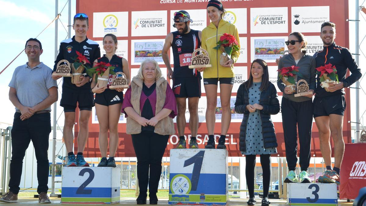 El podio absoluto masculino y femenino de la CMSO de 16K, tras la prueba, con los ganadores: Morgado y Lafuente.
