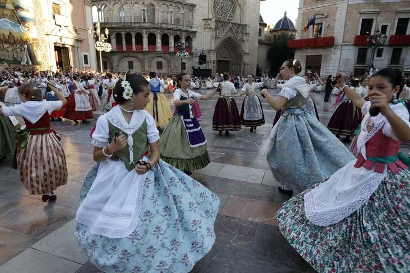 Dansà infantil en la plaza de la Virgen