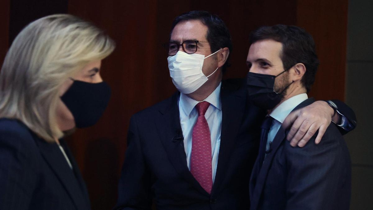 Pablo Casado, con Antonio Garamendi y Fátima Báñez.