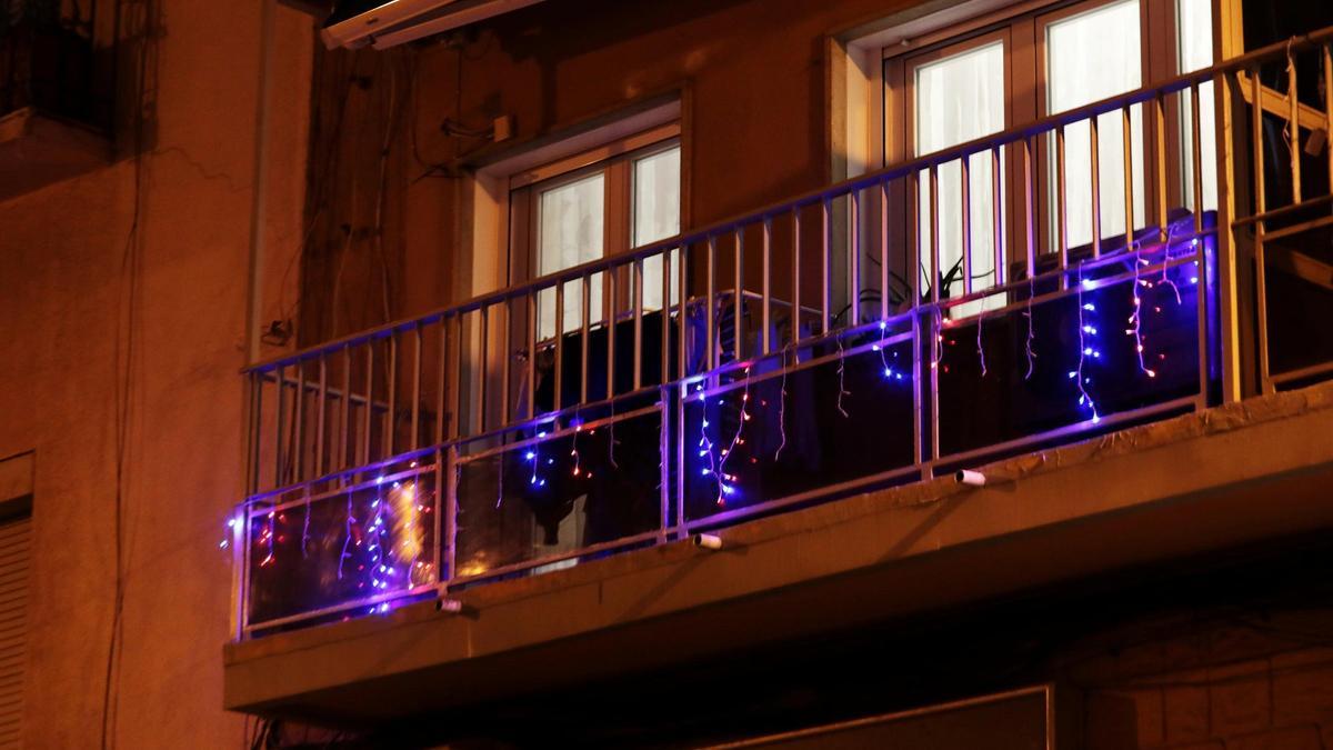 Un balcón lleno de luces de Navidad en Zaragoza.