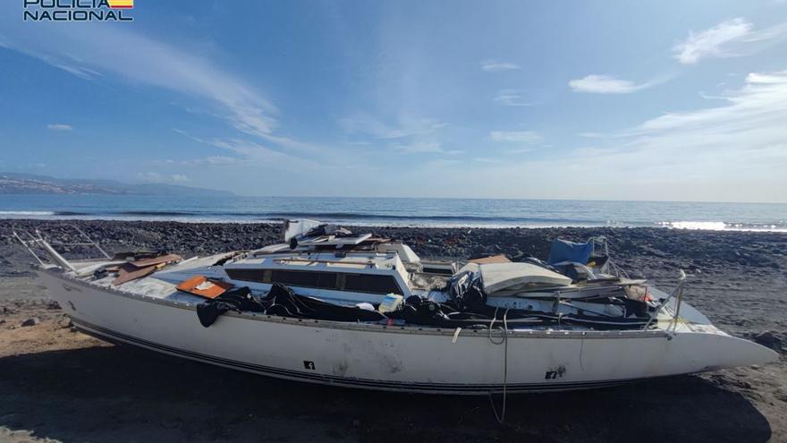 Velero utilizado por el ahora acusado, que encalló en el litoral de El Socorro, en Güímar.