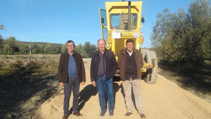El Ayuntamiento de Aguilar de la Frontera arregla el Camino Alto de Lucena