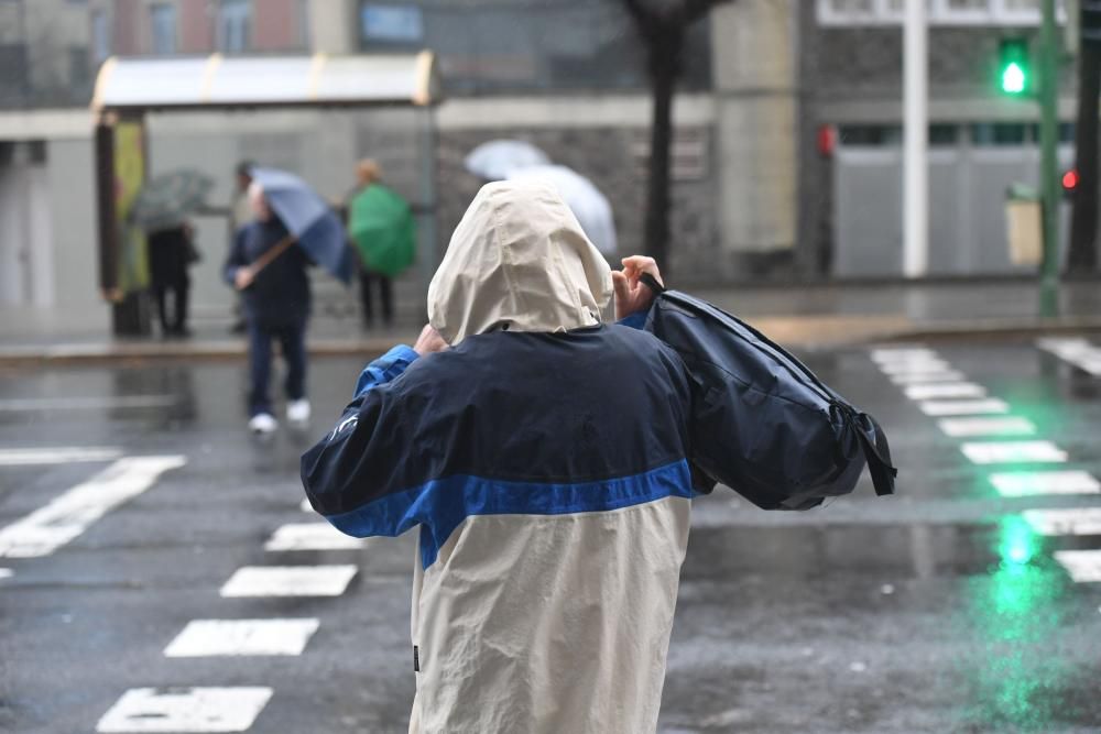 Viento y lluvia en A Coruña, en alerta naranja