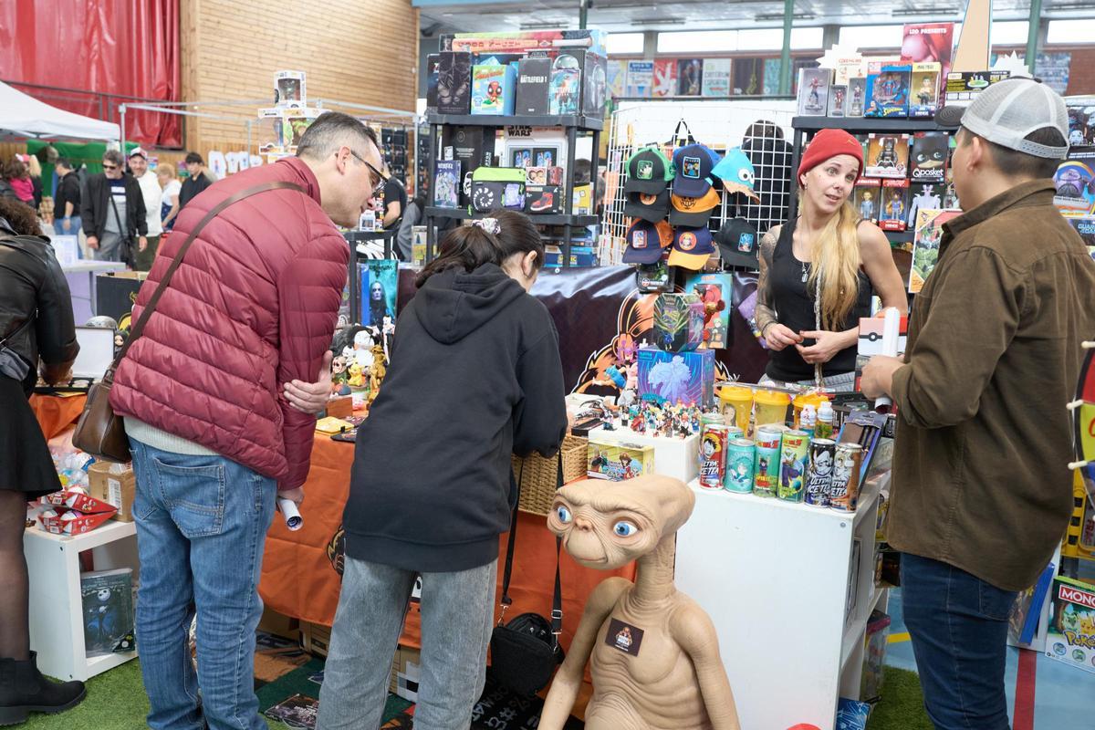 Una botiga amb diferents productes de marxandatge en l'edició anterior del Sarrià Manga.