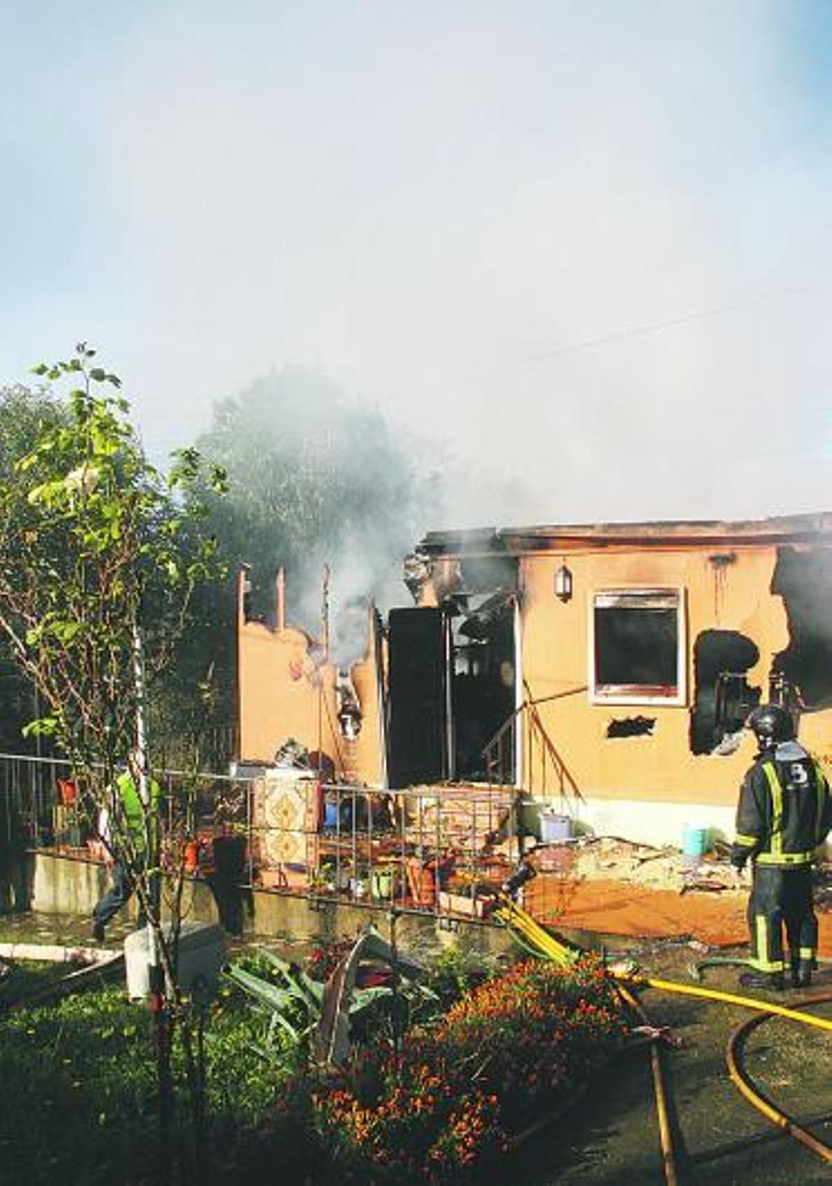 Los bomberos, sofocando el incendio en la casa de Piedeloro.