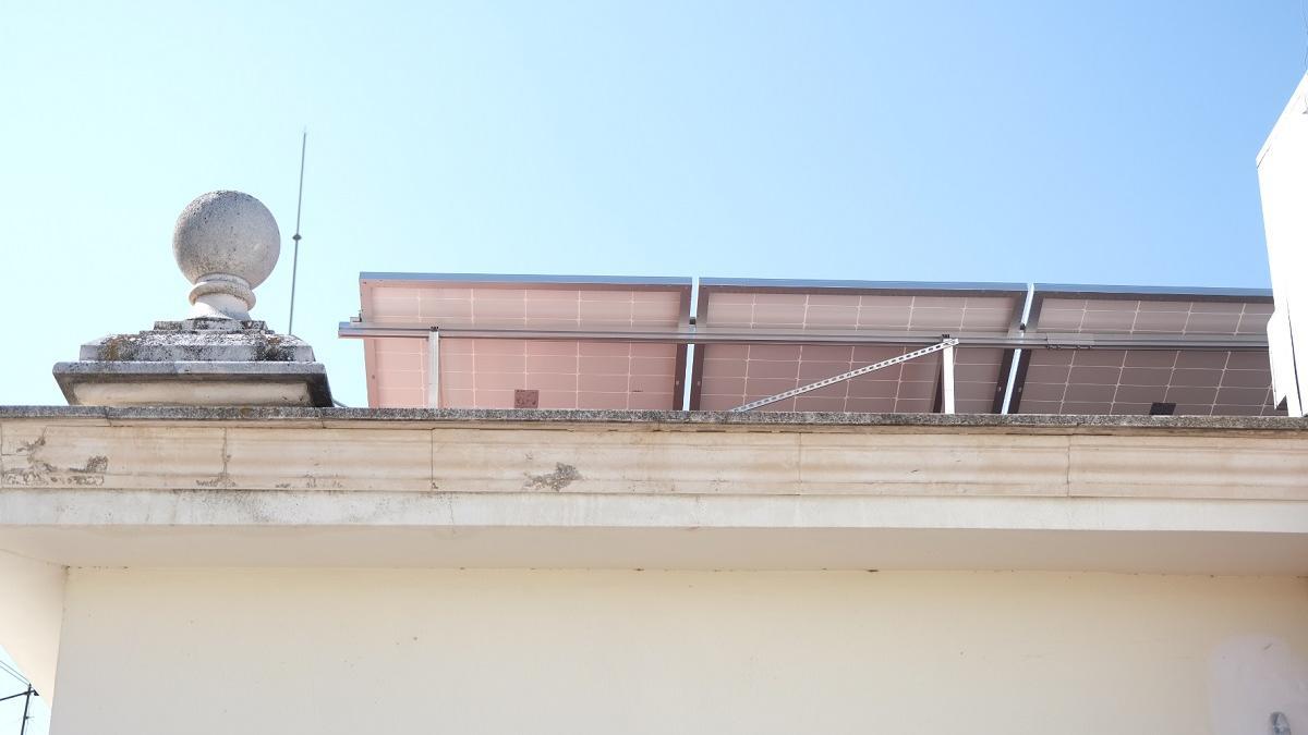 Placas solares instaladas en la cubierta del ayuntamiento de Cabra.