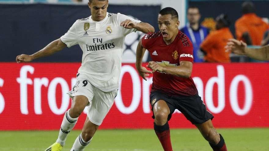 Reguilón pugna con Alexis Sánchez en un partido de pretemporada .