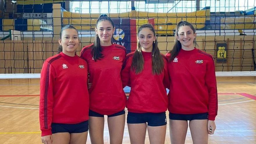 De izd. a dch.: Alejandra Pavón, Aura Suárez, Alexia Peña y Manuela Altieri, con la sub 18.