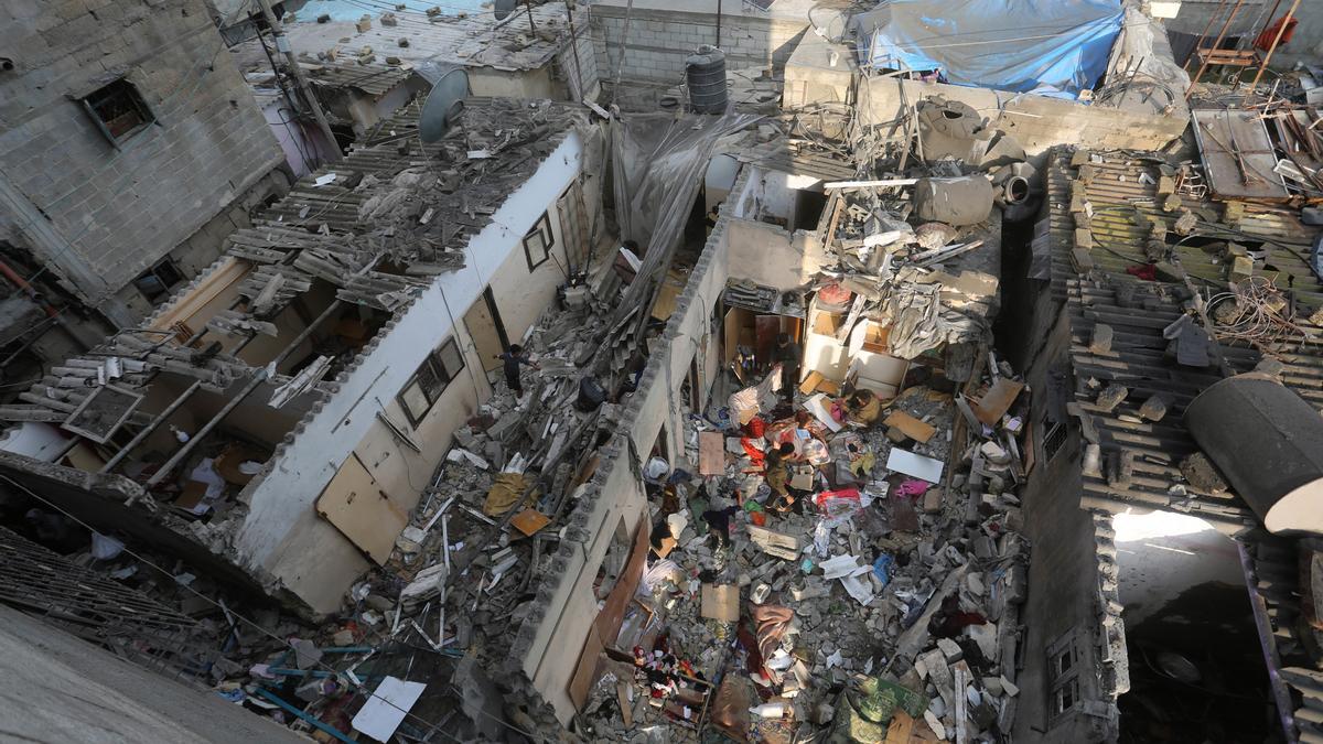 Archivo - Edificio bombardeado en la ciudad palestina de Rafá