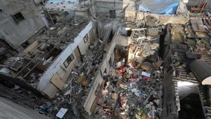 Archivo - Edificio bombardeado en la ciudad palestina de Rafá