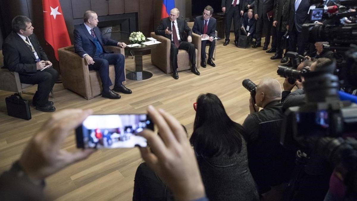 Los periodistas en una rueda de prensa de Putin y Ergodan  en el balneario de Sochi, el lunes.