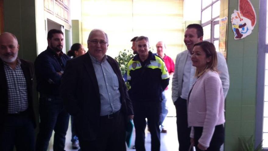 Mª Dolores Valcárcel, junto a otras personas, en la visita.