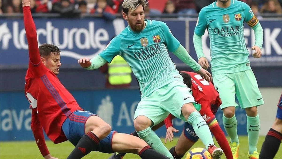 Messi sortea la entrada de Oriol Riera en El Sadar.