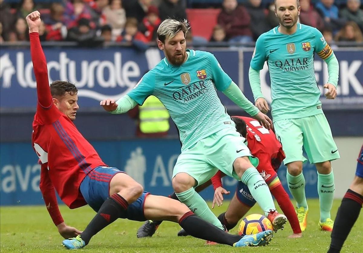 Messi sortea la entrada de Oriol Riera en El Sadar en un Osasuna-Barça ya como rivales.