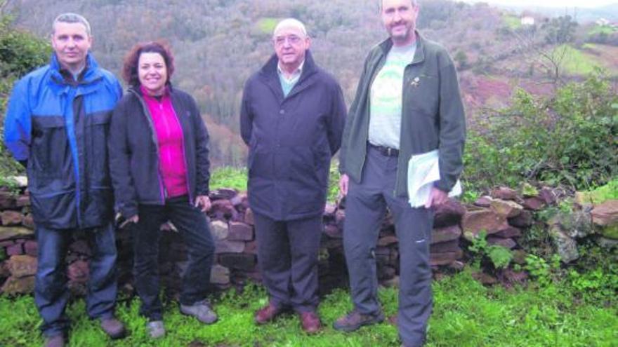 Por la izquierda, Antonio Martínez (Serida), Inés Prada (edil de Medio Ambiente de Lena), Manuel Busto y Joaquín Arce.