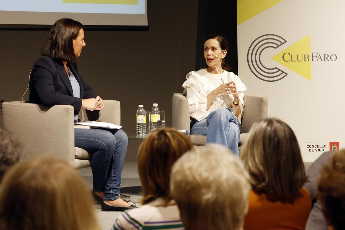 Ángeles Caballero, escritora y periodista, invitada al Club Faro, y presentada por la también periodista Iria Lagarón