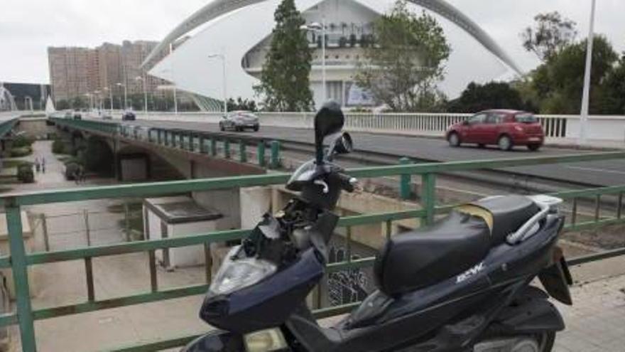 Cae de un puente al cauce del río al salir despedido desde una moto