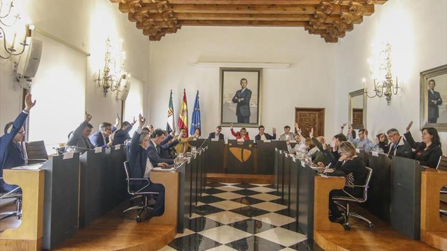 Los empleados de la Diputación de Cáceres podrán usar su jornada para cuidar de sus hijos