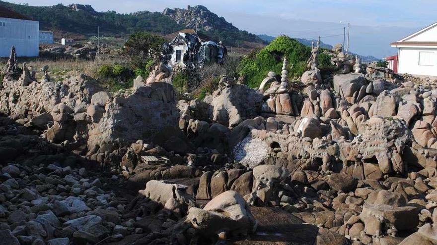 Vista de la caseta de Man, al fondo, y lo que quedaba de su museo, en 2013.