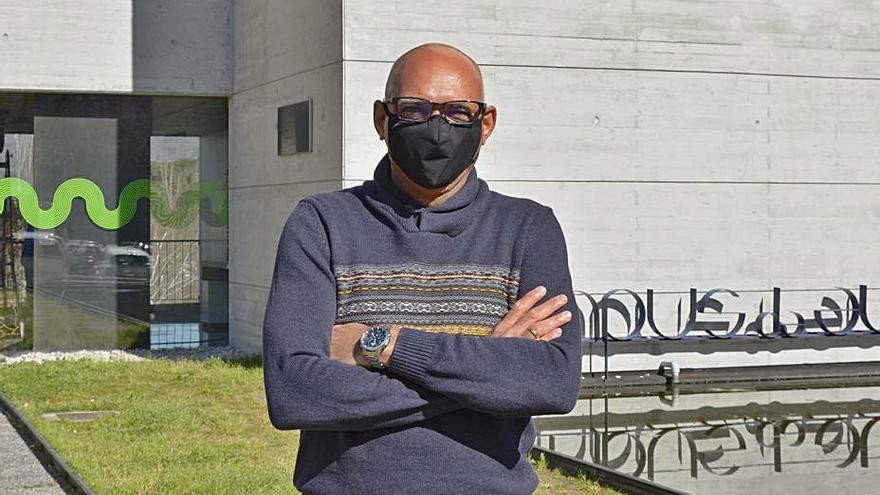 Nelson Pérez, frente al edificio del Campus Auga.   | // FDV