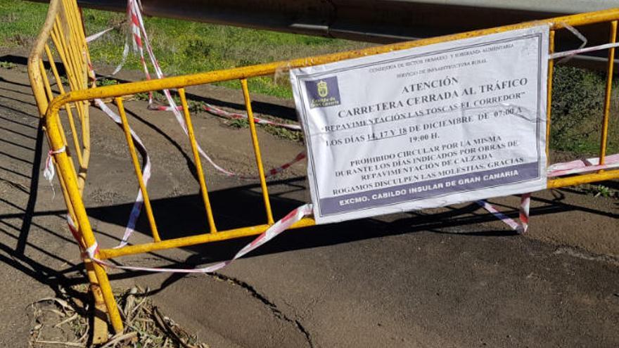 Una de las vallas de aviso de cierre de la carretera en Arbejales.