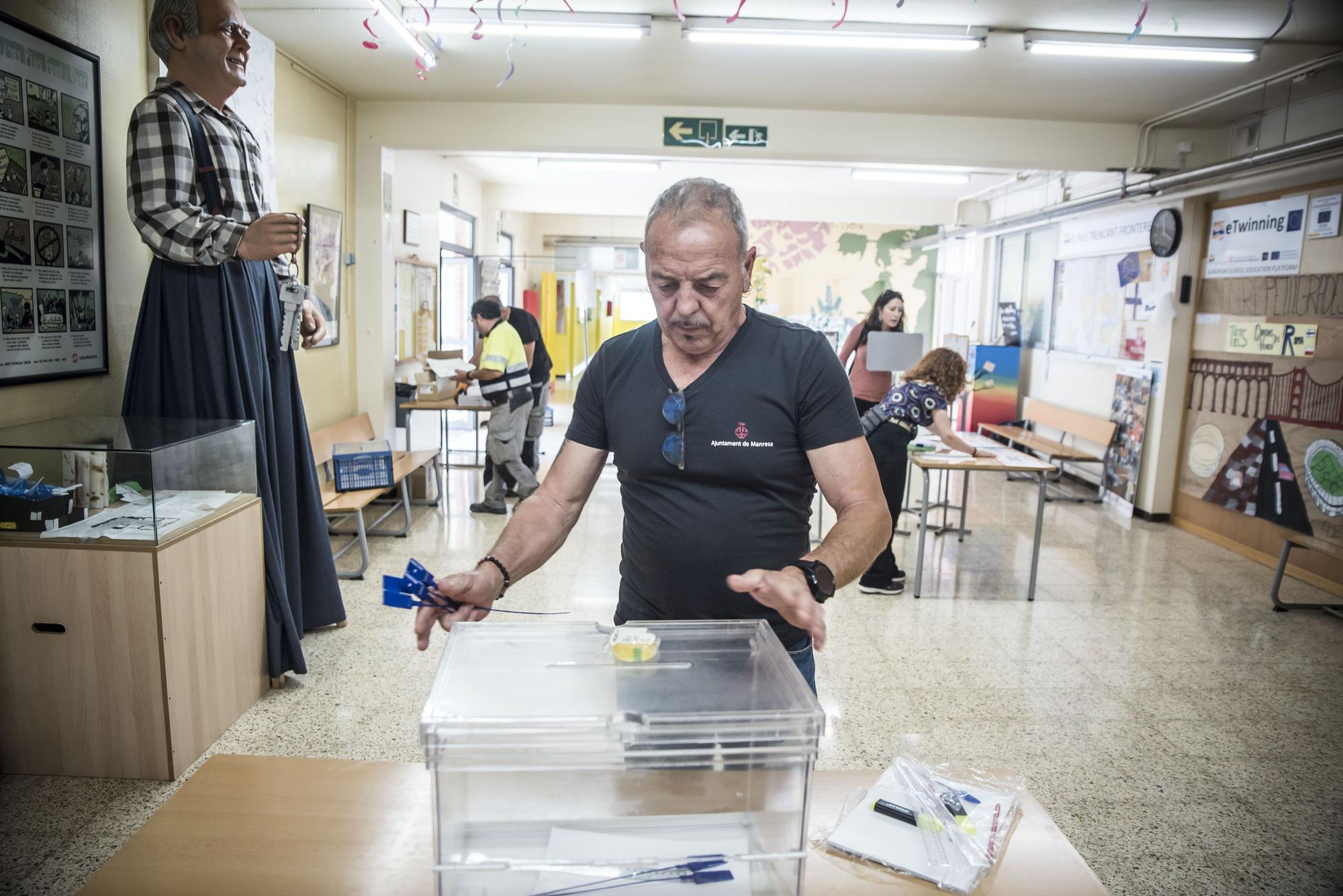 Així es preparen els col·legis electorals de Manresa per al 28-M