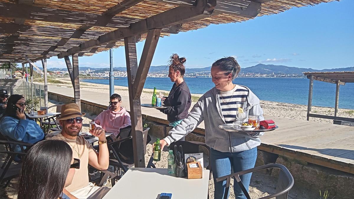 Chiringuito La Jaima de Rodeira, ayer, ya abierto en el arenal del centro de Cangas.