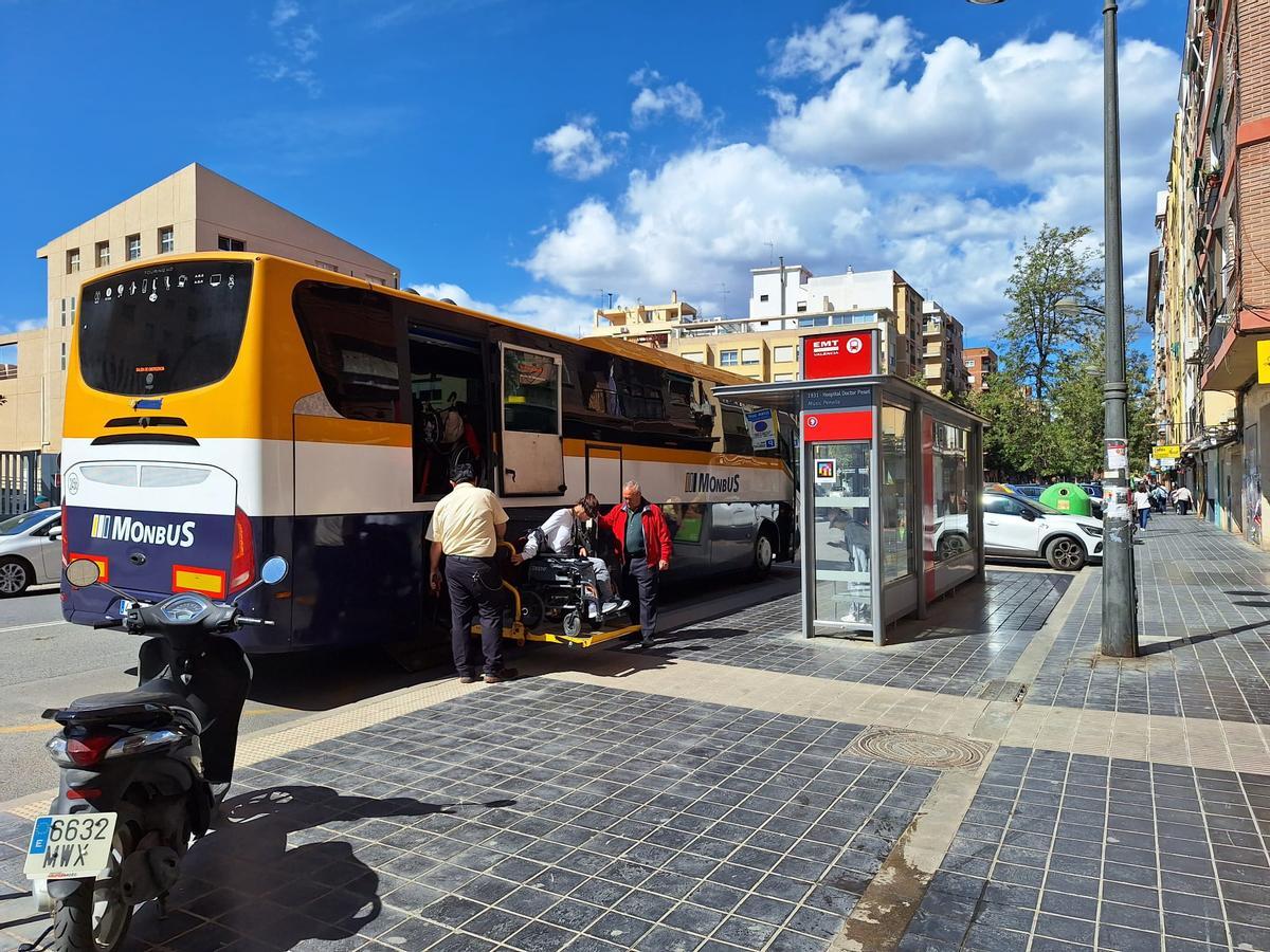 Un autocar de Monbús recogiendo a un niño con discapacidad en València.