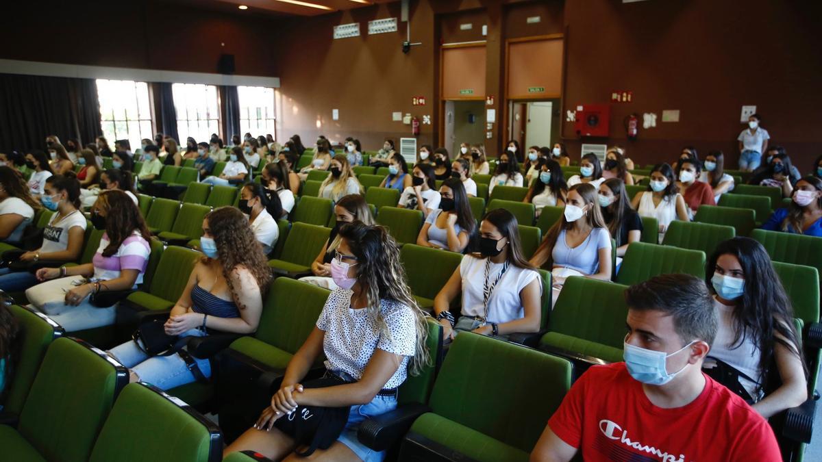 Alumnos de Ciencias de la Educación este jueves en la jornada de bienvenida.