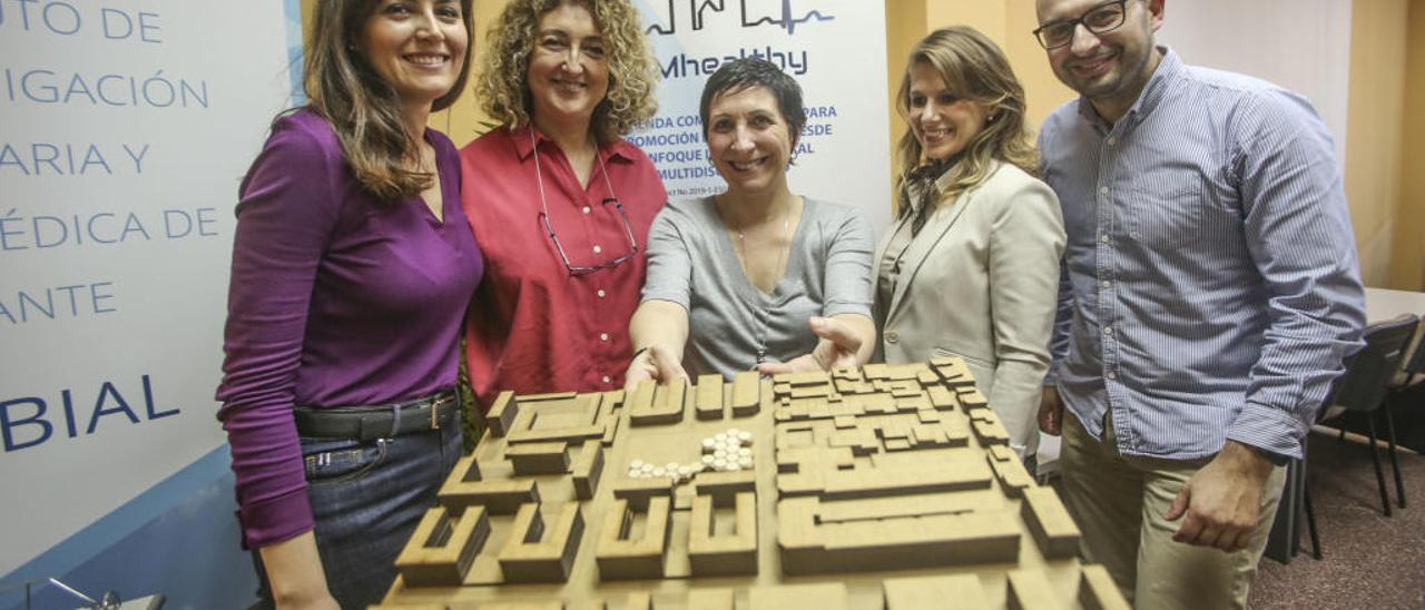 Los investigadores muestra una maqueta de arquitectura que reproduce un barrio de una ciudad