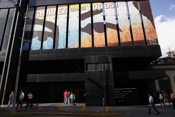 Los murales con la imagen de Chávez son constantes en las calles de Venezuela. El país rinde tributo así a la figura del presidente fallecido hace ahora dos años