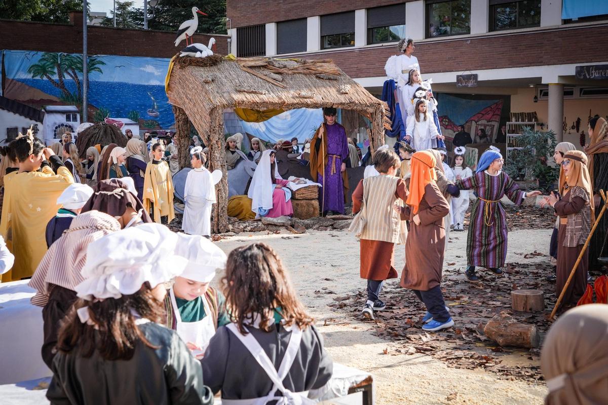 Badajoz se transforma en Belén: Más de 500 alumnos del colegio Santa Teresa recrean el nacimiento de Jesucristo