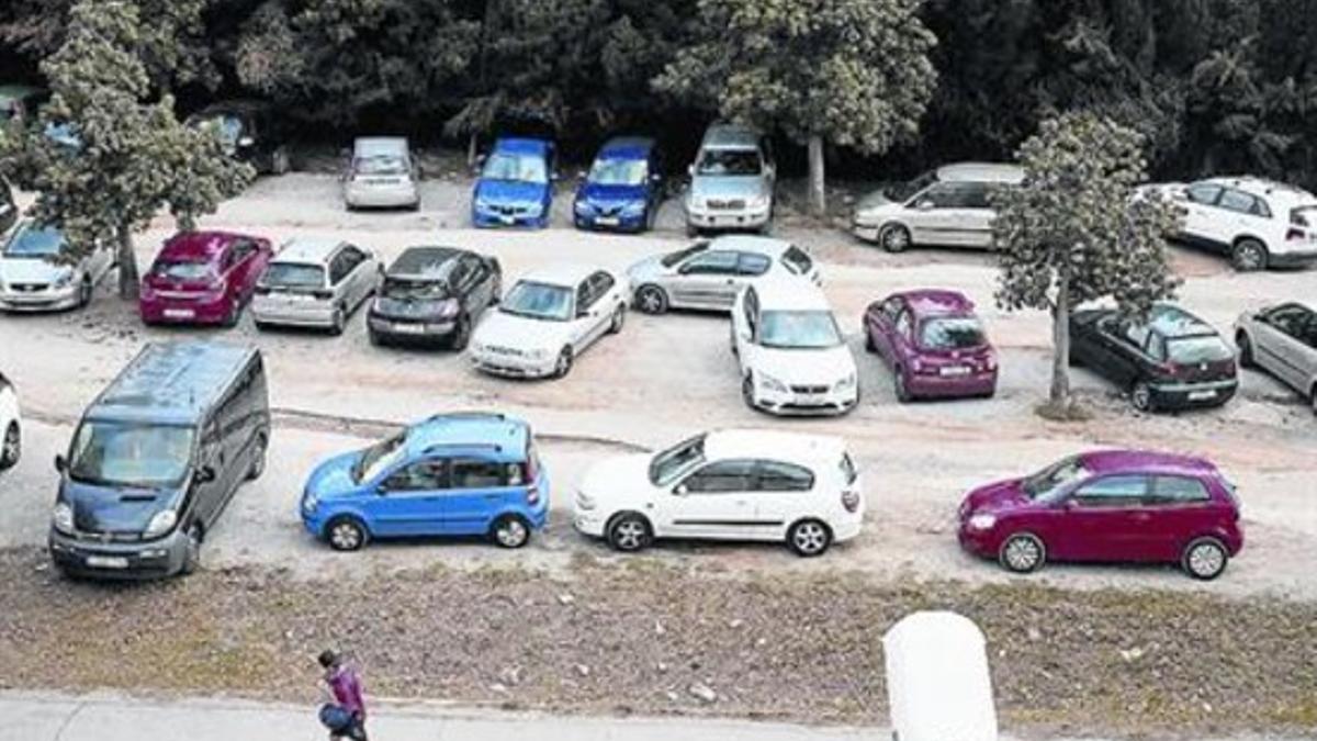 Decenas de coches aparcados en el solar de la avenida de Can Marcet.