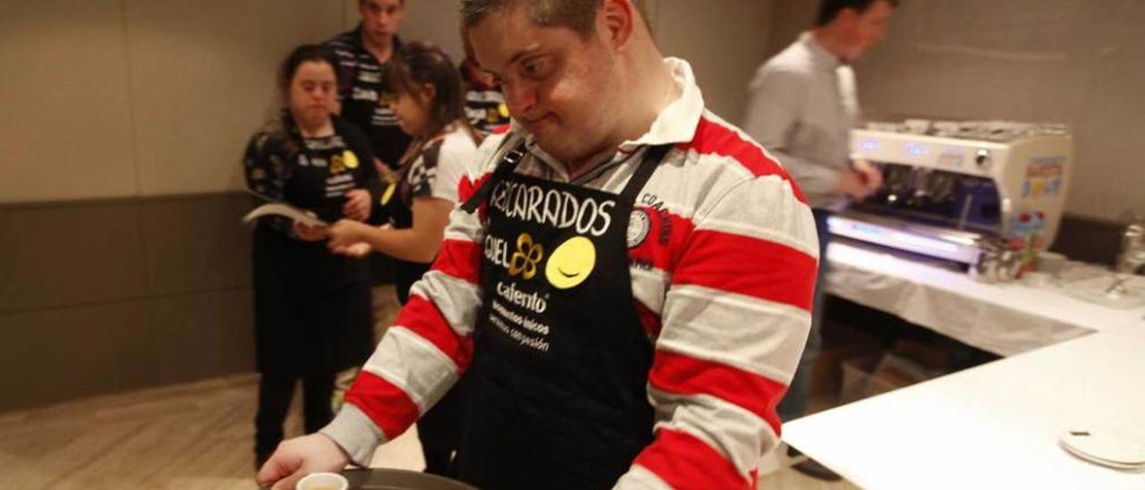 Miguel Gómez, llevando una bandeja con dos cafés al jurado del II Campeonato barista, ayer, durante las prácticas para el concurso.