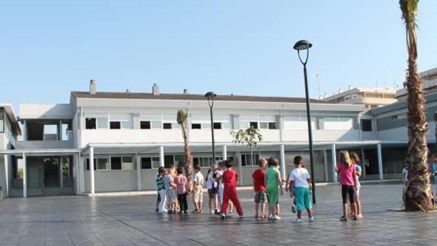 Una imagen exterior del colegio Acequión, ubicado en la ciudad de Torrevieja.