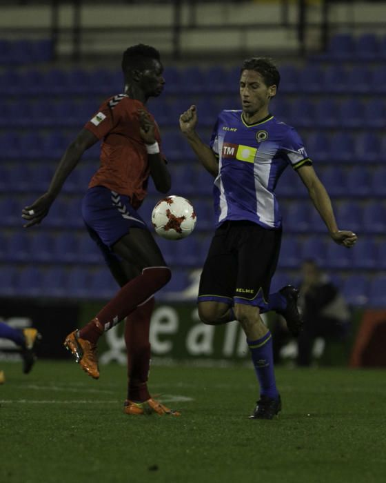 Dos errores del meta gaditano condenan al Hércules en su mejor partido de la temporada.