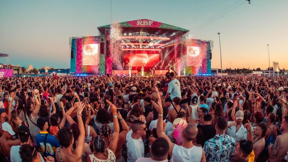 Ambiente del Reggaeton Beach Festival en Orpesa.