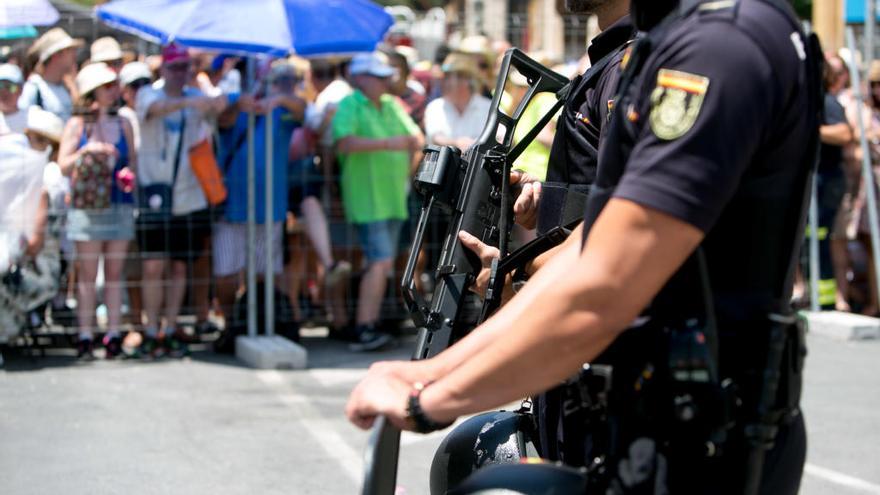 Dos agentes controlan una mascletà en Luceros.