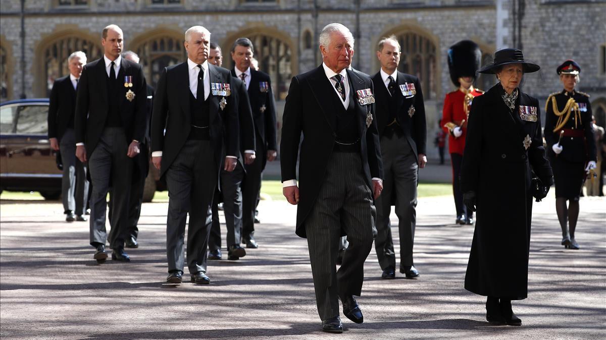 Carlos de Inglaterra encabezó el cortejo fúnebre del Príncipe Felipe el Duque de Edimburgo.