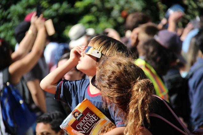 Consejos 'last minute' de los científicos para disfrutar del eclipse: deja el móvil en el bolsillo, pon un temporizador y mira más allá del sol