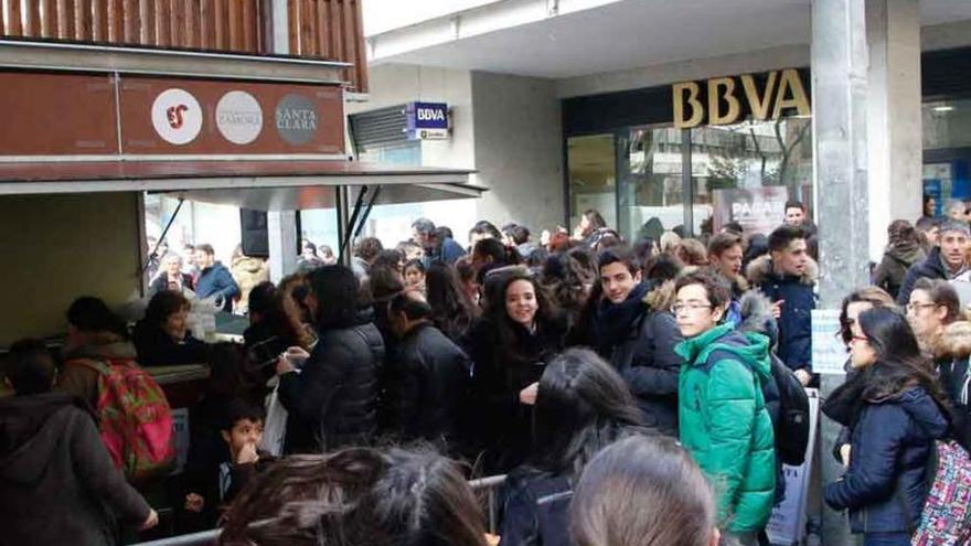 Una larga cola espera a recoger su bocata en la plaza de Castilla y León.