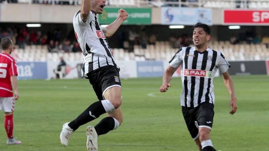 El cordobés Juanlu Hens celebra un gol esta temporada con la elástica albinegra.