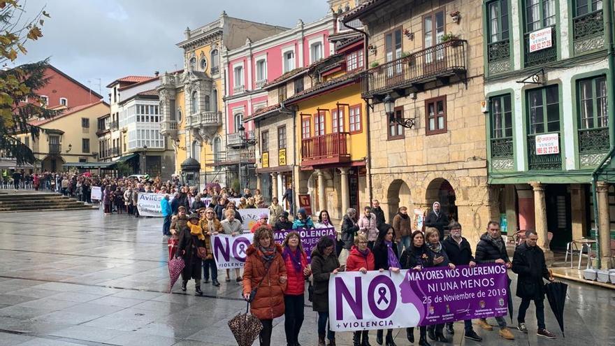 La marcha comarcal contra la violencia machista, a su paso por la calle Galiana.