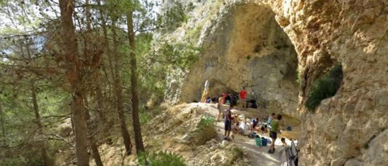 Imagen de la edición anterior de las excavaciones en el yacimiento del Abric del Pastor.