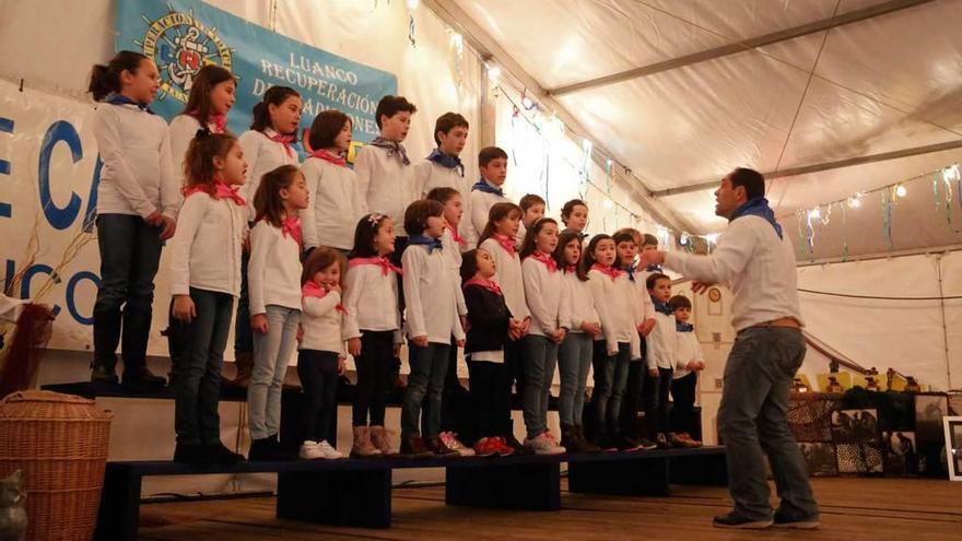 El coro &quot;El Boss&quot;, formado por niños, durante el certamen de canción marinera del año pasado.