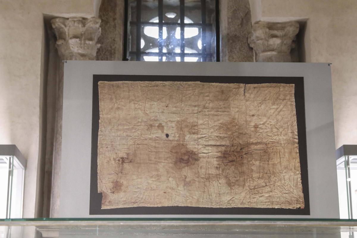 Reproducción del Santo Sudario en la Cámara Santa