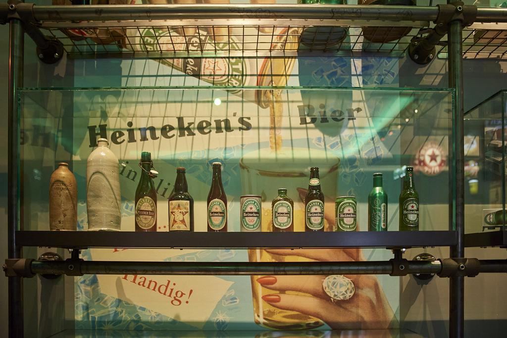 Se puede contemplar la evolución de latas y botellas de Heineken a lo largo de estos 150 años.