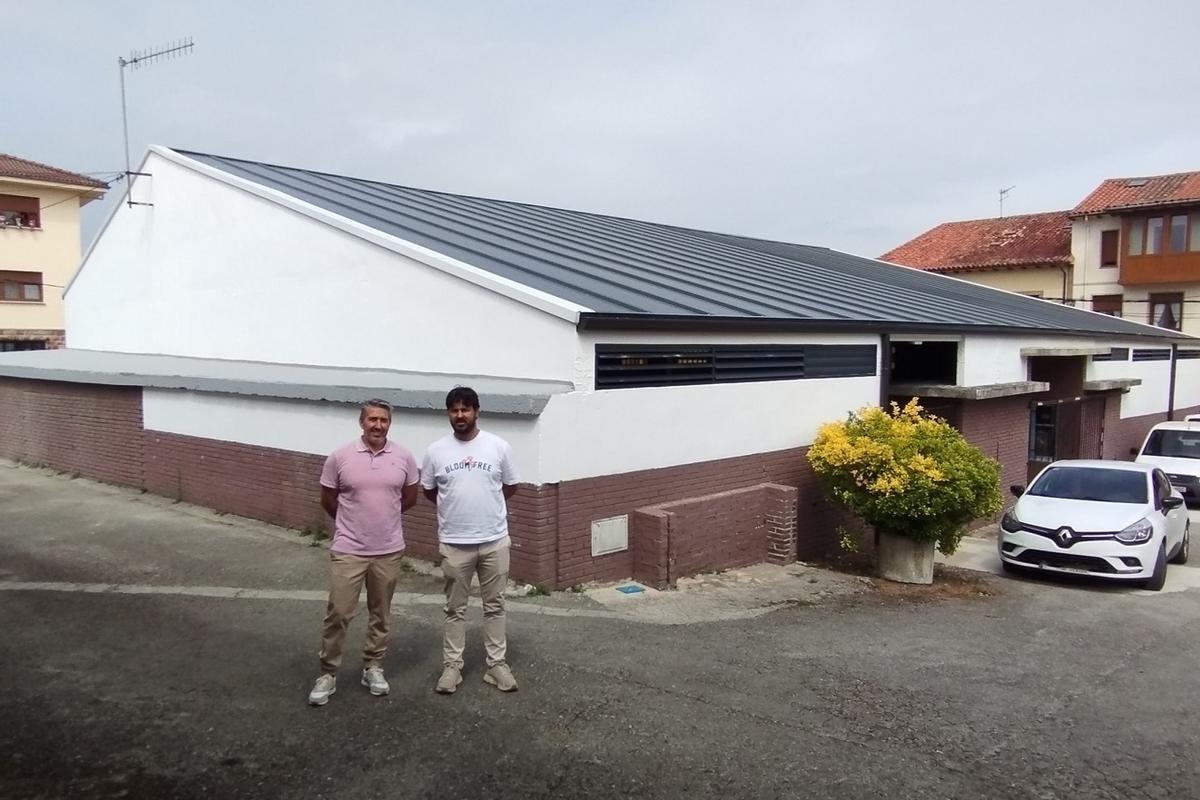 José Ramón Amor y Enrique Riestra junto a la Plaza del Ganáu de Posada